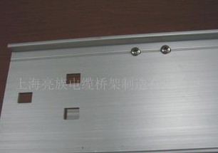金屬橋架在擦拭過(guò)程中不能有劃傷